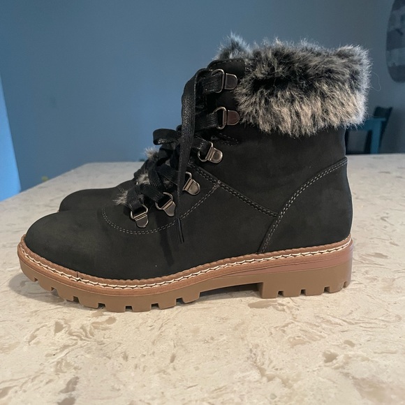 The Challenge Faux Fur Boots basically brand new - Picture 2 of 4